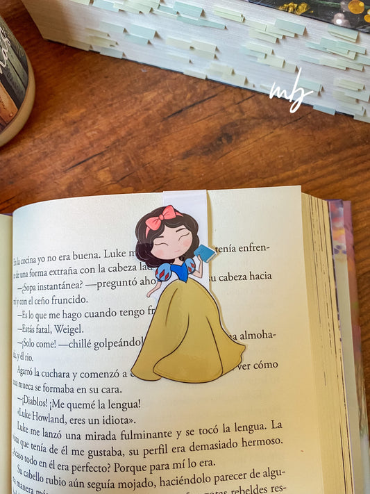 Princesa Blancanieves leyendo marcapáginas