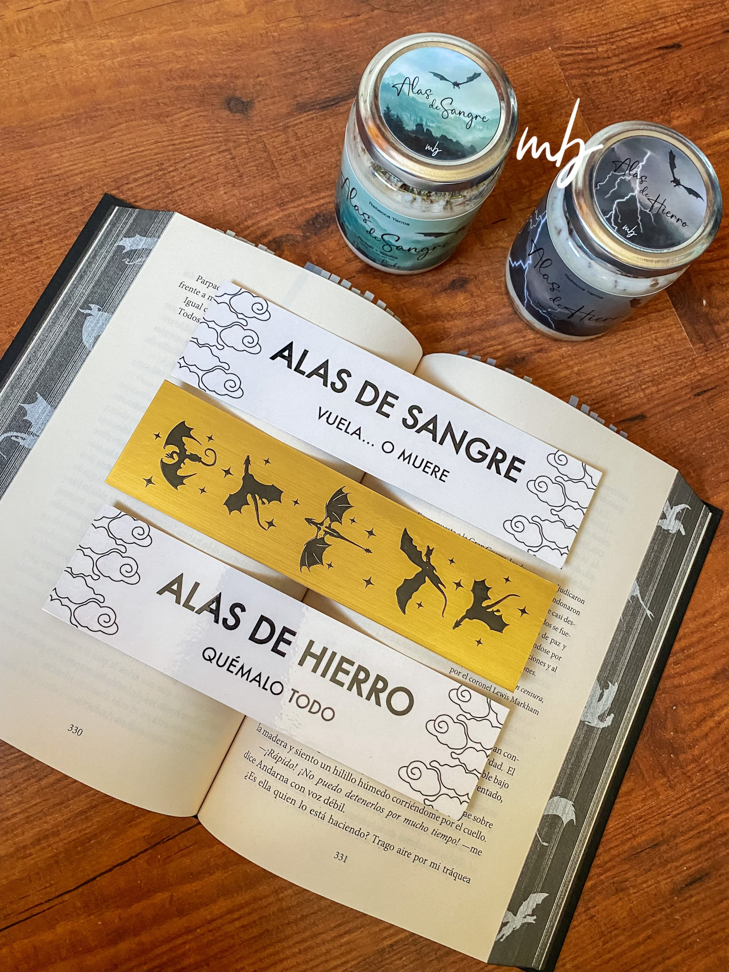 ALAS DE HIERRO  MARCAPÁGINAS REBECCA YARROS , oro metalizado, negro y blanco